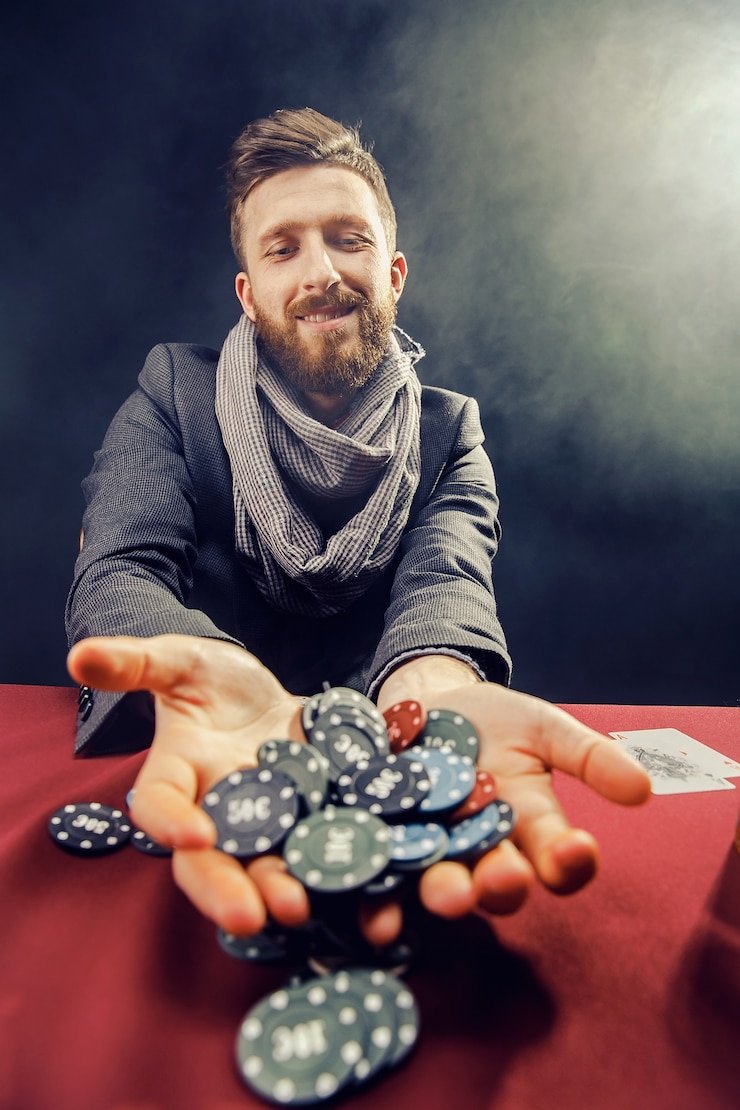 Antarmuka dora 77 Microgaming di perangkat mobile menampilkan slot dan permainan meja langsung